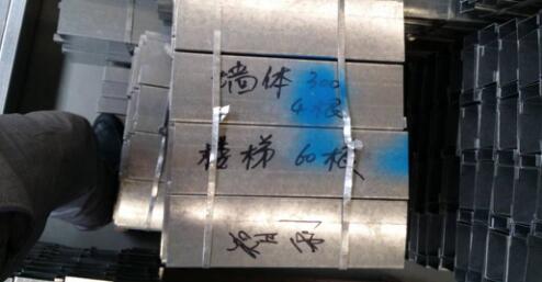 每根墙体材料加工完成之后须写明长度(单位mm),在打包成捆后注明项目名称及使用部位,最后局部喷涂颜色进行区分