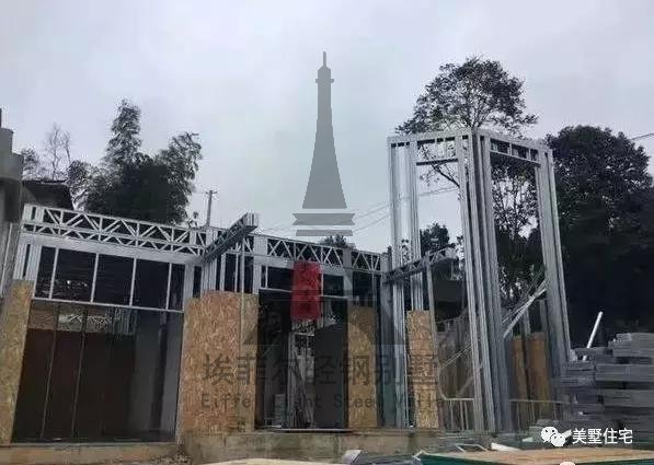 实拍小伙25天建好一套轻钢别墅,外观好看,但没人愿意住