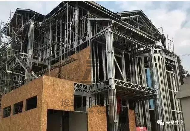 实拍小伙25天建好一套轻钢别墅,外观好看,但没人愿意住