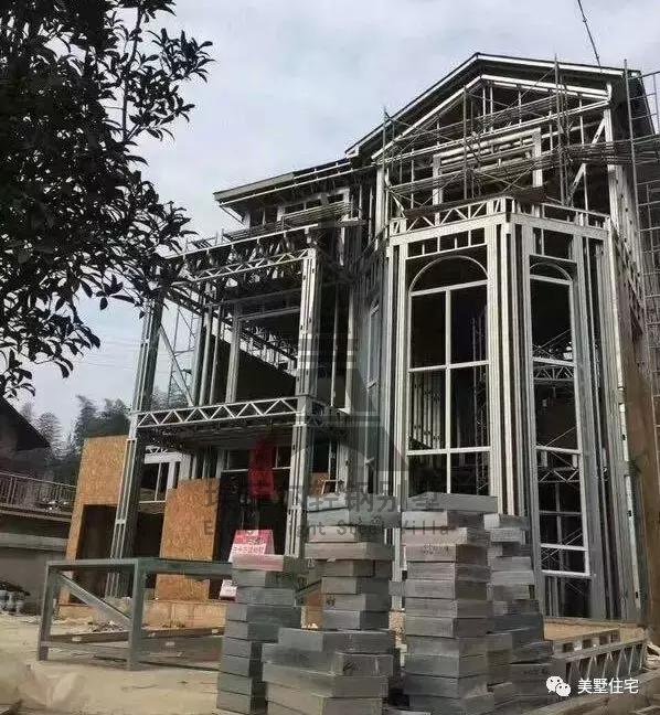 实拍小伙25天建好一套轻钢别墅,外观好看,但没人愿意住