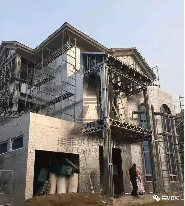实拍小伙25天建好一套轻钢别墅,外观好看,但没人愿意住
