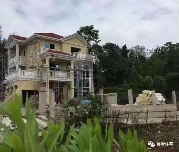 实拍小伙25天建好一套轻钢别墅,外观好看,但没人愿意住