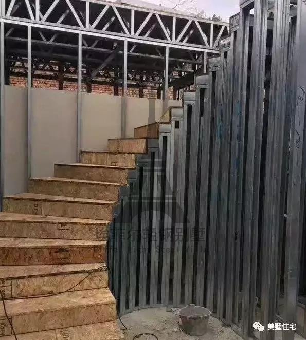 实拍小伙25天建好一套轻钢别墅,外观好看,但没人愿意住