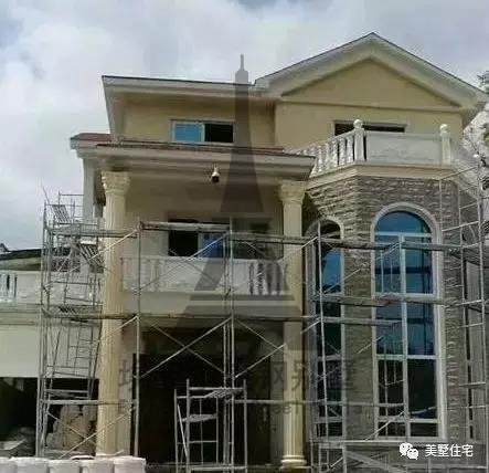 实拍小伙25天建好一套轻钢别墅,外观好看,但没人愿意住